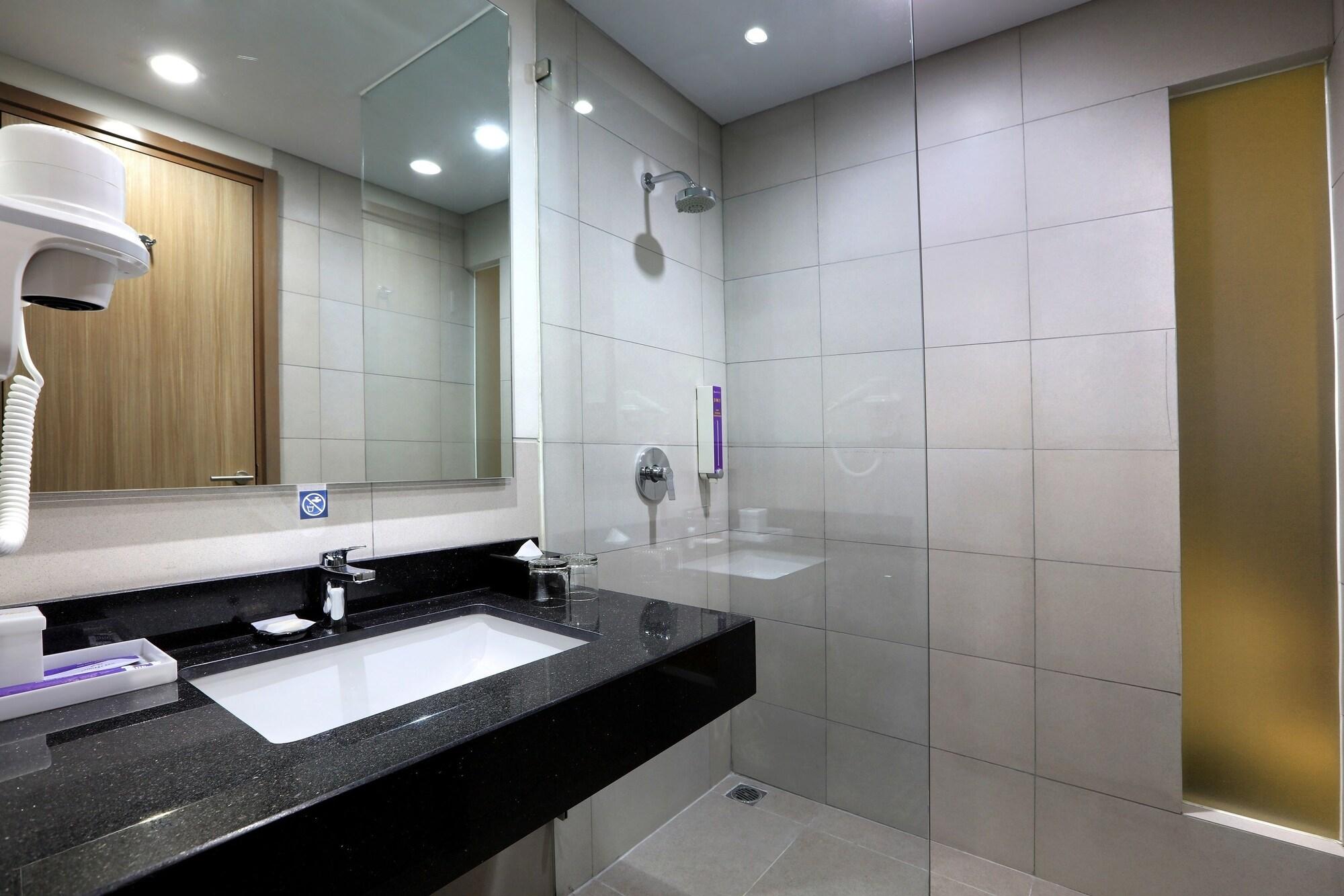 Quest Prime Cikarang By Aston Hotel Bekasi Exterior photo