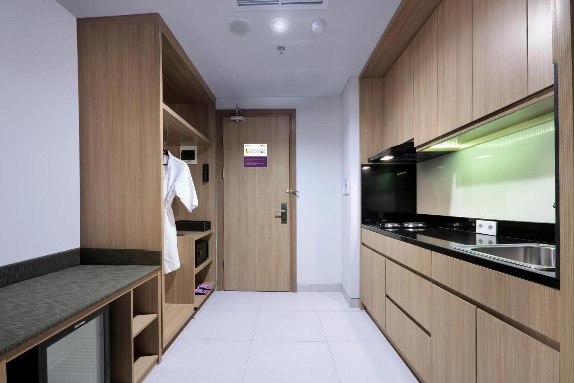 Quest Prime Cikarang By Aston Hotel Bekasi Exterior photo