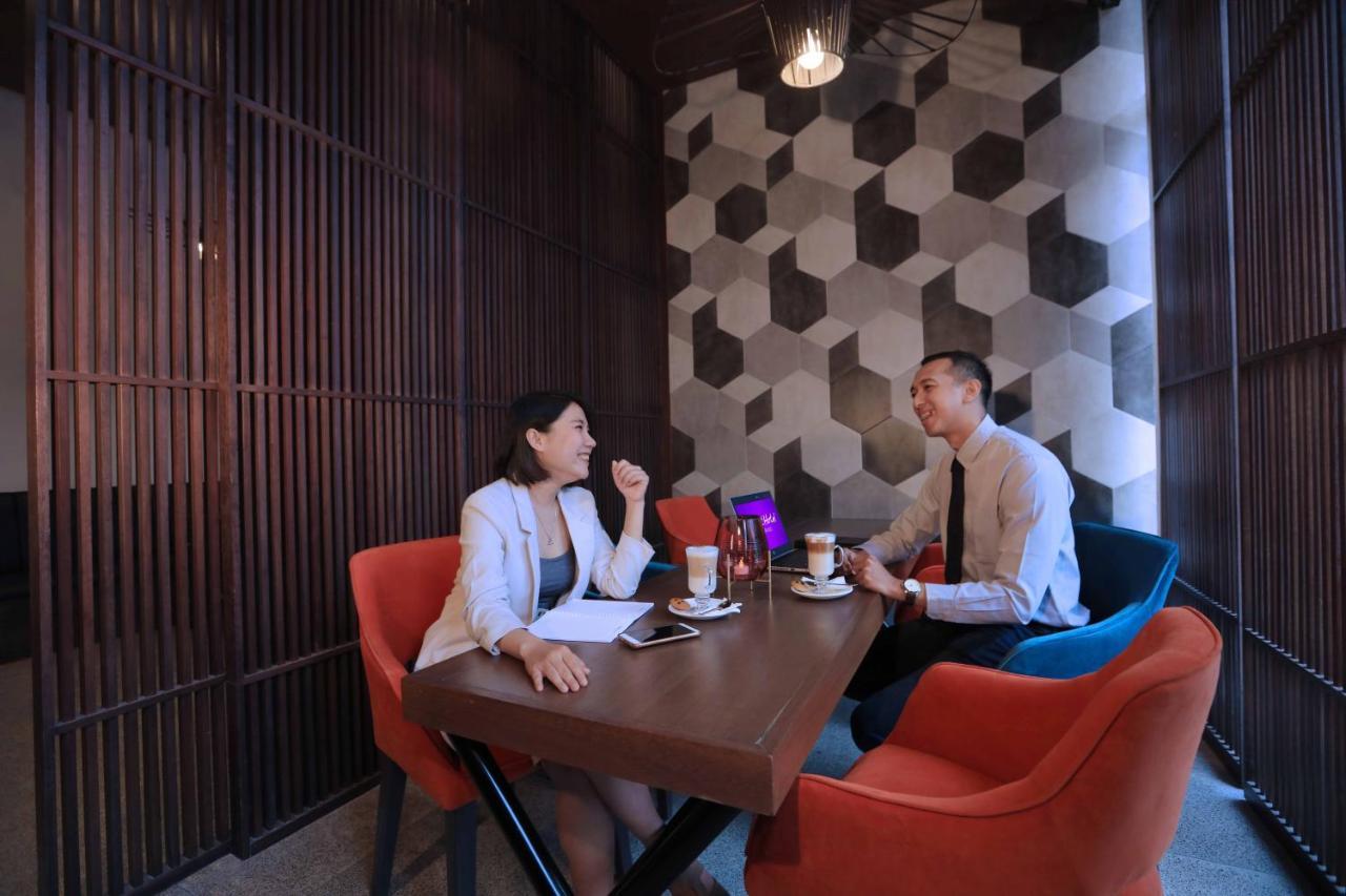 Quest Prime Cikarang By Aston Hotel Bekasi Exterior photo